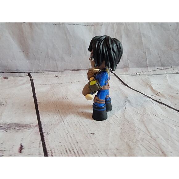 Funko Mystery Mini Vinyl Figure Fallout S2 VAULT DWELLER (Female w/ Bat) - Picture 4 of 5